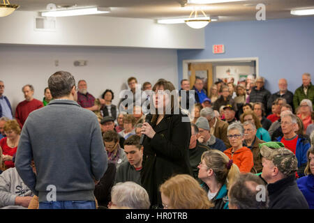 Hastings, Michigan, Stati Uniti d'America. 25 febbraio 20Hastings, Michigan, Stati Uniti d'America. 25 febbraio 2017.17. Il congressista repubblicano Justin Amash (torna alla telecamera) detiene un municipio riunione per ascoltare dalla sua circoscrizione in Michigan il terzo quartiere congressuale. Molti parlamentari hanno espresso una forte opposizione per i repubblicani' piano per abrogare la cura conveniente agire. Credito: Jim West/Alamy Live News Foto Stock