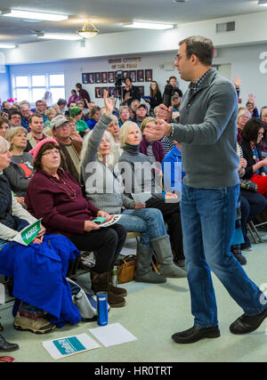 Hastings, Michigan, Stati Uniti d'America. 25 febbraio 20Hastings, Michigan, Stati Uniti d'America. 25 febbraio 2017.17. Il congressista repubblicano Justin Amash detiene un municipio riunione per ascoltare dalla sua circoscrizione in Michigan il terzo quartiere congressuale. Molti parlamentari hanno espresso una forte opposizione per i repubblicani' piano per abrogare la cura conveniente agire. Credito: Jim West/Alamy Live News Foto Stock