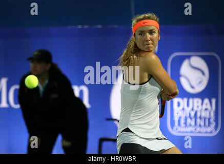 Dubai, Emirati Arabi Uniti. Il 25 febbraio, 2017. Elina Svitolina dell Ucraina ritorna un colpo durante la partita finale contro Caroline WOZNIACKI della Danimarca al Dubai Duty Free Tennis WTA Championships in Dubai, Emirati arabi uniti, Feb 25, 2017. Svitolina ha vinto 2-0 e rivendicato il titolo. Credito: Li Zhen/Xinhua/Alamy Live News Foto Stock