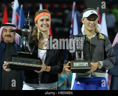 Dubai, Emirati Arabi Uniti. Il 25 febbraio, 2017. Elina Svitolina (L) dell'Ucraina e Caroline WOZNIACKI di Danimarca tenere il trofeo dopo la loro partita finale del Dubai Duty Free Tennis WTA Championships in Dubai, Emirati arabi uniti, Feb 25, 2017. Svitolina ha vinto 2-0 e rivendicato il titolo. Credito: Li Zhen/Xinhua/Alamy Live News Foto Stock