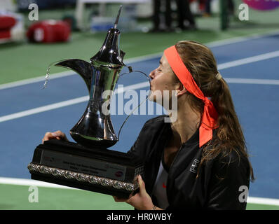 Dubai, Emirati Arabi Uniti. Il 25 febbraio, 2017. Elina Svitolina dell'Ucraina bacia il trofeo dopo aver vinto la partita finale contro Caroline WOZNIACKI della Danimarca al Dubai Duty Free Tennis WTA Championships in Dubai, Emirati arabi uniti, Feb 25, 2017. Svitolina ha vinto 2-0 e rivendicato il titolo. Credito: Li Zhen/Xinhua/Alamy Live News Foto Stock