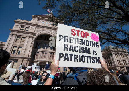 Austin, Texas, Stati Uniti d'America. Il 25 febbraio 2017. Più di un migliaio di manifestanti convergono verso il Texas Capitol per un sabato #NoBanNoWall rally NEI CONFRONTI DEGLI STATI UNITI Presidente Donald Trump del muro di confine e le politiche di immigrazione. Credito: Bob Daemmrich/Alamy Live News Foto Stock