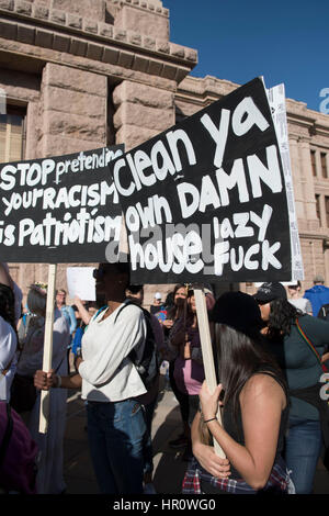 Austin, Texas, Stati Uniti d'America. Il 25 febbraio 2017. Più di un migliaio di manifestanti convergono verso il Texas Capitol per un sabato #NoBanNoWall rally NEI CONFRONTI DEGLI STATI UNITI Presidente Donald Trump del muro di confine e le politiche di immigrazione. Credito: Bob Daemmrich/Alamy Live News Foto Stock