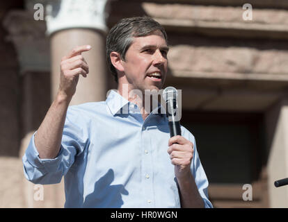 Austin, Texas, Stati Uniti d'America. Il 25 febbraio 2017. Stati Uniti Dal congressista Beto O'Rourke, D-El Paso, parla come più di un migliaio di manifestanti convergono verso il Texas Capitol per un sabato #NoBanNoWall rally NEI CONFRONTI DEGLI STATI UNITI Presidente Donald Trump del muro di confine e le politiche di immigrazione. Credito: Bob Daemmrich/Alamy Live News Foto Stock