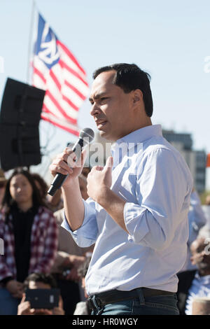 Austin, Texas, Stati Uniti d'America. Il 25 febbraio 2017. Stati Uniti Dal congressista Joaquin Castro, D-San Antonio, parla come più di un migliaio di manifestanti convergono verso il Texas Capitol per un sabato #NoBanNoWall rally NEI CONFRONTI DEGLI STATI UNITI Presidente Donald Trump del muro di confine e le politiche di immigrazione. Credito: Bob Daemmrich/Alamy Live News Foto Stock