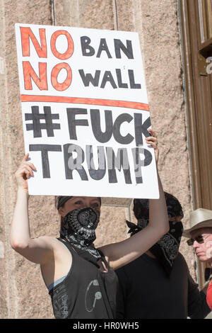 Austin, Texas, Stati Uniti d'America. Il 25 febbraio 2017. Più di un migliaio di manifestanti convergono verso il Texas Capitol per un sabato #NoBanNoWall rally NEI CONFRONTI DEGLI STATI UNITI Presidente Donald Trump del muro di confine e le politiche di immigrazione. Credito: Bob Daemmrich/Alamy Live News Foto Stock