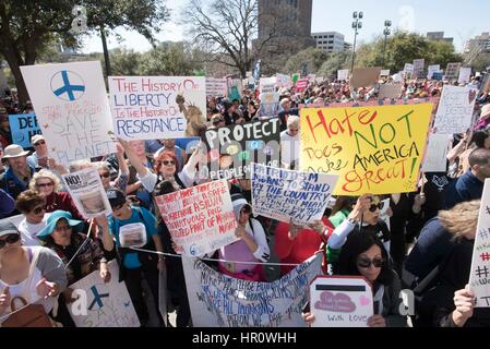 Austin, Texas, Stati Uniti d'America. Il 25 febbraio 2017. Più di un migliaio di manifestanti convergono verso il Texas Capitol per un sabato #NoBanNoWall rally NEI CONFRONTI DEGLI STATI UNITI Presidente Donald Trump del muro di confine e le politiche di immigrazione. Credito: Bob Daemmrich/Alamy Live News Foto Stock