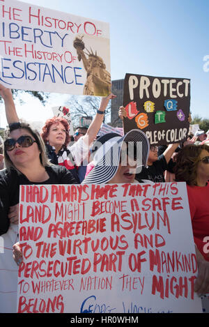 Austin, Texas, Stati Uniti d'America. Il 25 febbraio 2017. Più di un migliaio di manifestanti convergono verso il Texas Capitol per un sabato #NoBanNoWall rally NEI CONFRONTI DEGLI STATI UNITI Presidente Donald Trump del muro di confine e le politiche di immigrazione. Credito: Bob Daemmrich/Alamy Live News Foto Stock