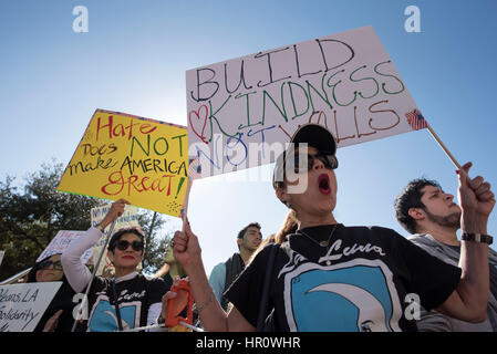 Austin, Texas, Stati Uniti d'America. Il 25 febbraio 2017. Più di un migliaio di manifestanti convergono verso il Texas Capitol per un sabato #NoBanNoWall rally NEI CONFRONTI DEGLI STATI UNITI Presidente Donald Trump del muro di confine e le politiche di immigrazione. Credito: Bob Daemmrich/Alamy Live News Foto Stock