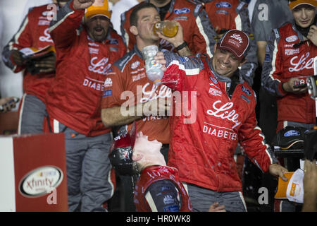 Daytona Beach, Florida, Stati Uniti d'America. Il 25 febbraio, 2017. Febbraio 25, 2017 - Daytona Beach, Florida, Stati Uniti d'America: Ryan Reed (16) vince il PowerShares QQQ 300 al Daytona International Speedway di Daytona Beach, Florida. Credito: Justin R. Noe Asp Inc/ASP/ZUMA filo/Alamy Live News Foto Stock