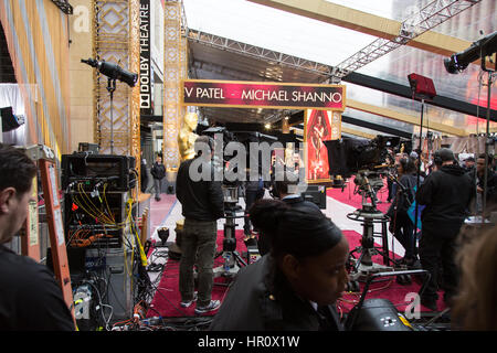 Hollywood, California, USA. Il 25 febbraio, 2017. troupes televisive preparare per domani le 2017 Premi Oscar al dolby Theater a Hollywood, California, Stati Uniti d'America. Credito: sheri determan/alamy live news Foto Stock