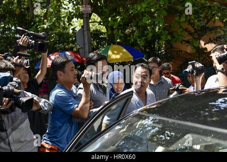 Kuala Lumpur, Malesia. 26 Febbraio, 2017. Premere cercare di avere un colloquio con un console del Nord ambasciata coreano Kim Yoo-sung il 26 febbraio 2017 a Kuala Lumpur, Malesia. Credito: Chris Jung/ZUMA filo/Alamy Live News Foto Stock