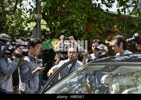 Kuala Lumpur, Malesia. 26 Febbraio, 2017. Premere cercare di avere un colloquio con un console del Nord ambasciata coreano Kim Yoo-sung il 26 febbraio 2017 a Kuala Lumpur, Malesia. Credito: Chris Jung/ZUMA filo/Alamy Live News Foto Stock