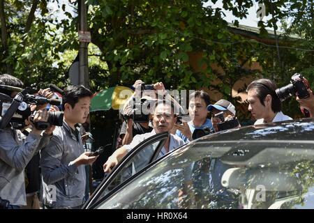 Kuala Lumpur, Malesia. 26 Febbraio, 2017. Premere cercare di avere un colloquio con un console del Nord ambasciata coreano Kim Yoo-sung il 26 febbraio 2017 a Kuala Lumpur, Malesia. Credito: Chris Jung/ZUMA filo/Alamy Live News Foto Stock