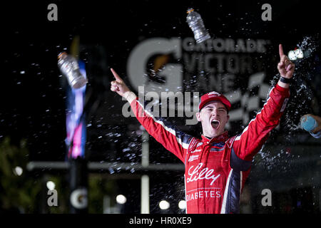 Daytona Beach, Florida, Stati Uniti d'America. Il 25 febbraio, 2017. Ryan Reed (16) vince il PowerShares QQQ 300 al Daytona International Speedway di Daytona Beach, Florida. Credito: Justin R. Noe Asp Inc/ASP/ZUMA filo/Alamy Live News Foto Stock