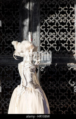 Venezia, Italia. Il 26 febbraio, 2017. Persone che indossano costumi di carnevale pongono durante una bellissima alba accanto a San Marco a Venezia, Italia. Il 2017 Il Carnevale di Venezia si svolgerà dal 11 al 28 febbraio e comprende un programma di cene di gala, sfilate, danze, balli mascherati ed eventi musicali. Foto Stock