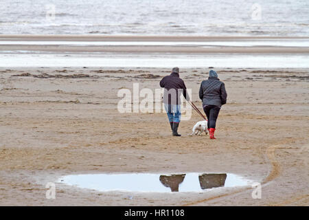 Regno Unito Meteo, Southport, Merseyside. 26 feb 2017. Dopo la relenting di tempesta Doris, le famiglie fanno il loro modo in su per la spiaggia di Southport, Merseyside. Con solo un paio di giorni di forte vento percosse il nord ovest della stazione balneare, persone non vedo l'ora di andare fuori e soffiare le ragnatele di domenica. Credito: Cernan Elias/Alamy Live News Foto Stock