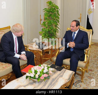 Il Cairo, Egitto. 26 Febbraio, 2017. Il Presidente egiziano Abdel Fattah El-Sisi incontra il Ministro degli esteri britannico Boris Johnson nel Palazzo Presidenziale di Cairo, Egitto, 25 febbraio 2017 Credito: il Presidente egiziano Ufficio APA/images/ZUMA filo/Alamy Live News Foto Stock