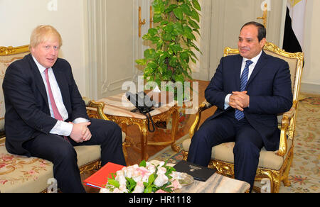 Febbraio 25, 2017 - Il Cairo, il Cairo, Egitto - Il Presidente egiziano Abdel Fattah El-Sisi incontra il Ministro degli esteri britannico Boris Johnson nel Palazzo Presidenziale di Cairo, Egitto, 25 febbraio 2017 (credito Immagine: © Il presidente Egiziano ufficio/APA immagini via ZUMA filo) Foto Stock