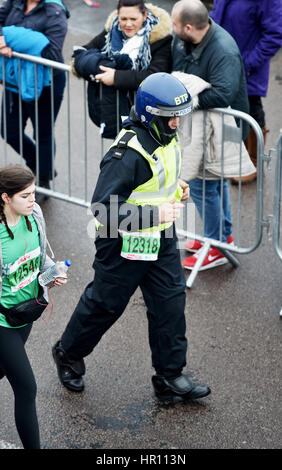 Brighton Sussex, Regno Unito. 26 Febbraio, 2017. La Metropolitan police officer in piena sommossa marcia prendendo parte alla vitalità Brighton mezza maratona in wet weather oggi Credito: Simon Dack/Alamy Live News Foto Stock