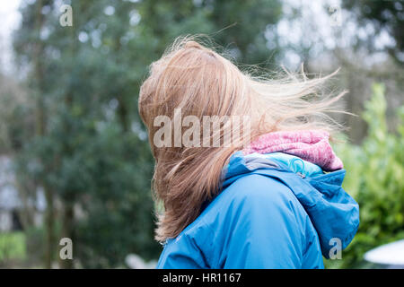 Capelli spazzate dal vento di una donna viene soffiato nel vento Foto Stock