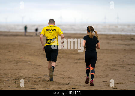 Southport, Merseyside, Regno Unito. Meteo. Il 26 febbraio, 2017. Asciutto e caldo al 10C come i residenti locali approfittare della pausa in tempo per godere di una gita sulla spiaggia a marea alta. Allarme tempesta di pioggia e 70mph venti sono stati rilasciati per la costa ovest dell'Inghilterra. Il Met Office ha rilasciato un giallo "essere consapevole' avvertenza per grandi parti del Regno Unito dalle 11.00 di domenica. Credito: MediaWorldImages/AlamyLiveNews Foto Stock