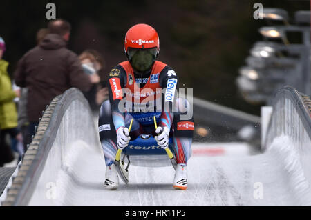 Altenberg, Germania. 26 Febbraio, 2017. Tatjana Huefner dalla Germania celebra dopo la seconda corsa della donna sola corsa alla Coppa del Mondo di slittino a Altenberg, Germania, 26 febbraio 2017. Foto: Arno Burgi/dpa-Zentralbild/dpa/Alamy Live News Foto Stock