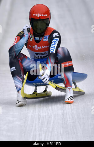 Altenberg, Germania. 26 Febbraio, 2017. Tatjana Huefner dalla Germania celebra dopo la seconda corsa della donna sola corsa alla Coppa del Mondo di slittino a Altenberg, Germania, 26 febbraio 2017. Foto: Arno Burgi/dpa-Zentralbild/dpa/Alamy Live News Foto Stock