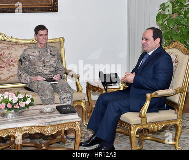 Il Cairo, Egitto. 26 Febbraio, 2017. Il Presidente egiziano Abdel Fattah al-Sisi si incontra con il generale Joseph Votel, Comandante del Comando Centrale degli Stati Uniti, al palazzo presidenziale nella capitale del Cairo il 26 febbraio 2017 Credito: il Presidente egiziano Ufficio APA/images/ZUMA filo/Alamy Live News Foto Stock