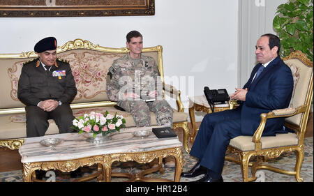 Il Cairo, Egitto. 26 Febbraio, 2017. Il Presidente egiziano Abdel Fattah al-Sisi si incontra con il generale Joseph Votel, Comandante del Comando Centrale degli Stati Uniti, al palazzo presidenziale nella capitale del Cairo il 26 febbraio 2017 Credito: il Presidente egiziano Ufficio APA/images/ZUMA filo/Alamy Live News Foto Stock