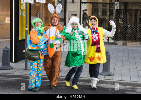 Dusseldorf, Germania. 26 Febbraio, 2017. Coloratissimi costumi di carnevale si trovano sul display durante il cosiddetto Kö-Treiben su Königsallee a Dusseldorf, Germania, un giorno prima della grande Lunedì Martedì Grasso parate start. Credito: Bettina Strenske/Alamy Live News Foto Stock