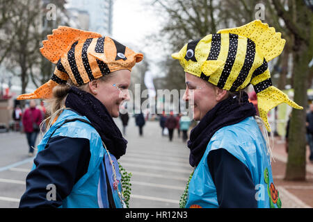 Dusseldorf, Germania. 26 Febbraio, 2017. Coloratissimi costumi di carnevale si trovano sul display durante il cosiddetto Kö-Treiben su Königsallee a Dusseldorf, Germania, un giorno prima della grande Lunedì Martedì Grasso parate start. Credito: Bettina Strenske/Alamy Live News Foto Stock