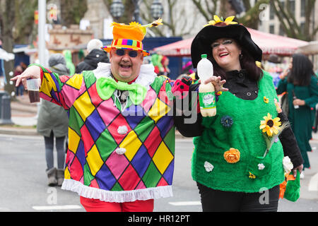 Dusseldorf, Germania. 26 Febbraio, 2017. Coloratissimi costumi di carnevale si trovano sul display durante il cosiddetto Kö-Treiben su Königsallee a Dusseldorf, Germania, un giorno prima della grande Lunedì Martedì Grasso parate start. Credito: Bettina Strenske/Alamy Live News Foto Stock