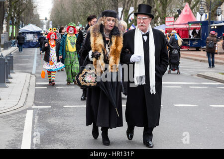 Dusseldorf, Germania. 26 Febbraio, 2017. Coloratissimi costumi di carnevale si trovano sul display durante il cosiddetto Kö-Treiben su Königsallee a Dusseldorf, Germania, un giorno prima della grande Lunedì Martedì Grasso parate start. Credito: Bettina Strenske/Alamy Live News Foto Stock