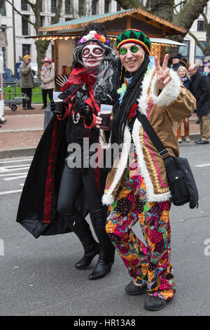 Dusseldorf, Germania. 26 Febbraio, 2017. Coloratissimi costumi di carnevale si trovano sul display durante il cosiddetto Kö-Treiben su Königsallee a Dusseldorf, Germania, un giorno prima della grande Lunedì Martedì Grasso parate start. Credito: Bettina Strenske/Alamy Live News Foto Stock