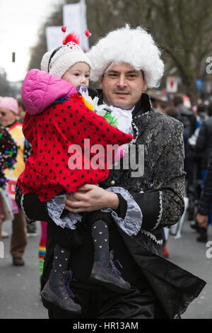 Dusseldorf, Germania. 26 Febbraio, 2017. Coloratissimi costumi di carnevale si trovano sul display durante il cosiddetto Kö-Treiben su Königsallee a Dusseldorf, Germania, un giorno prima della grande Lunedì Martedì Grasso parate start. Credito: Bettina Strenske/Alamy Live News Foto Stock