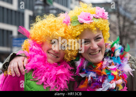 Dusseldorf, Germania. 26 Febbraio, 2017. Coloratissimi costumi di carnevale si trovano sul display durante il cosiddetto Kö-Treiben su Königsallee a Dusseldorf, Germania, un giorno prima della grande Lunedì Martedì Grasso parate start. Credito: Bettina Strenske/Alamy Live News Foto Stock