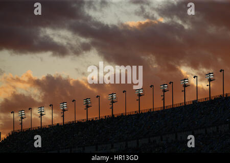 Daytona Beach, Florida, Stati Uniti d'America. Il 25 febbraio, 2017. Febbraio 25, 2017 - Daytona Beach, Florida, Stati Uniti d'America: il sole tramonta dietro la tribuna durante il PowerShares QQQ 300 al Daytona International Speedway di Daytona Beach, Florida. Credito: Justin R. Noe Asp Inc/ASP/ZUMA filo/Alamy Live News Foto Stock