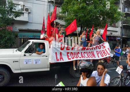 Buenos Aires, Argentina. Il 25 febbraio, 2017. La gente ride la strada per protestare contro i bassi salari nel sistema di istruzione. Credito: JSPhoto/Alamy Live News Foto Stock