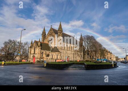 Edimburgo, Scozia, Regno Unito. Il 26 febbraio 2017. Un arcobaleno sopra la città di Edimburgo. L'arcobaleno archi over the Mansfield Traquair nel nord della città Credito: ricca di Dyson/Alamy Live News Foto Stock