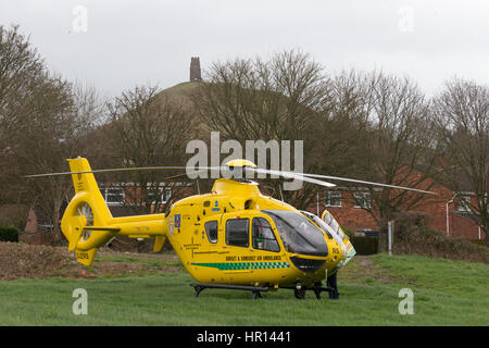 Glastonbury, Regno Unito. Il 26 febbraio 2017. Il Dorset Air Ambulance arriva in soccorso di gravemente malati anziani donna di Glastonbury. Con l'assistenza del locale servizio di ambulanza, l'Air Ambulance è stata in grado di atterrare in un campo adiacente al Redlands station wagon con il paziente stabilizzato e traghettato per il sito di atterraggio da breve tragitto su strada. I servizi locali e l'elicottero equipaggio assistito con il trattamento prima di uscire di casa per recarsi in ospedale. Non è noto che cosa era errato con la signora ma lei è stato preso per Southmead Hospital per ulteriore trattamento. Credito: livelli di vita Fotografia/Alamy Live News Foto Stock