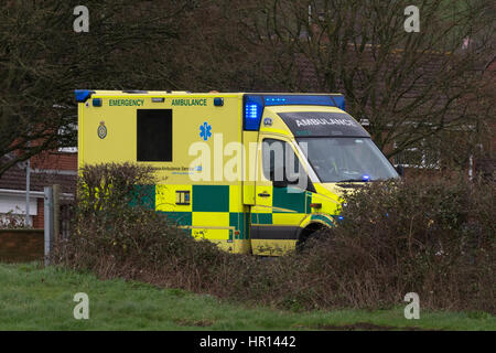 Glastonbury, Regno Unito. Il 26 febbraio 2017. Il Dorset Air Ambulance arriva in soccorso di gravemente malati anziani donna di Glastonbury. Con l'assistenza del locale servizio di ambulanza, l'Air Ambulance è stata in grado di atterrare in un campo adiacente al Redlands station wagon con il paziente stabilizzato e traghettato per il sito di atterraggio da breve tragitto su strada. I servizi locali e l'elicottero equipaggio assistito con il trattamento prima di uscire di casa per recarsi in ospedale. Non è noto che cosa era errato con la signora ma lei è stato preso per Southmead Hospital per ulteriore trattamento. Credito: livelli di vita Fotografia/Alamy Live News Foto Stock