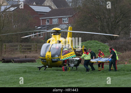 Glastonbury, Regno Unito. Il 26 febbraio 2017. Il Dorset Air Ambulance arriva in soccorso di gravemente malati anziani donna di Glastonbury. Con l'assistenza del locale servizio di ambulanza, l'Air Ambulance è stata in grado di atterrare in un campo adiacente al Redlands station wagon con il paziente stabilizzato e traghettato per il sito di atterraggio da breve tragitto su strada. I servizi locali e l'elicottero equipaggio assistito con il trattamento prima di uscire di casa per recarsi in ospedale. Non è noto che cosa era errato con la signora ma lei è stato preso per Southmead Hospital per ulteriore trattamento. Credito: livelli di vita Fotografia/Alamy Live News Foto Stock