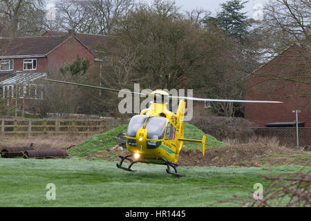 Glastonbury, Regno Unito. Il 26 febbraio 2017. Il Dorset Air Ambulance arriva in soccorso di gravemente malati anziani donna di Glastonbury. Con l'assistenza del locale servizio di ambulanza, l'Air Ambulance è stata in grado di atterrare in un campo adiacente al Redlands station wagon con il paziente stabilizzato e traghettato per il sito di atterraggio da breve tragitto su strada. I servizi locali e l'elicottero equipaggio assistito con il trattamento prima di uscire di casa per recarsi in ospedale. Non è noto che cosa era errato con la signora ma lei è stato preso per Southmead Hospital per ulteriore trattamento. Credito: livelli di vita Fotografia/Alamy Live News Foto Stock