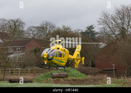 Glastonbury, Regno Unito. Il 26 febbraio 2017. Il Dorset Air Ambulance arriva in soccorso di gravemente malati anziani donna di Glastonbury. Con l'assistenza del locale servizio di ambulanza, l'Air Ambulance è stata in grado di atterrare in un campo adiacente al Redlands station wagon con il paziente stabilizzato e traghettato per il sito di atterraggio da breve tragitto su strada. I servizi locali e l'elicottero equipaggio assistito con il trattamento prima di uscire di casa per recarsi in ospedale. Non è noto che cosa era errato con la signora ma lei è stato preso per Southmead Hospital per ulteriore trattamento. Credito: livelli di vita Fotografia/Alamy Live News Foto Stock