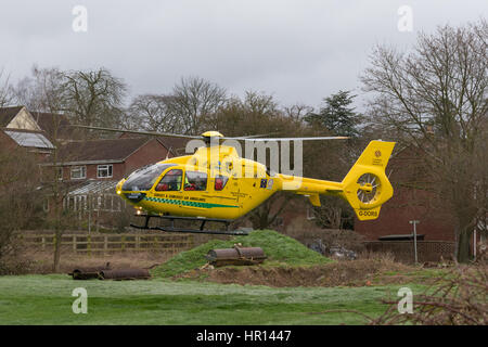 Glastonbury, Regno Unito. Il 26 febbraio 2017. Il Dorset Air Ambulance arriva in soccorso di gravemente malati anziani donna di Glastonbury. Con l'assistenza del locale servizio di ambulanza, l'Air Ambulance è stata in grado di atterrare in un campo adiacente al Redlands station wagon con il paziente stabilizzato e traghettato per il sito di atterraggio da breve tragitto su strada. I servizi locali e l'elicottero equipaggio assistito con il trattamento prima di uscire di casa per recarsi in ospedale. Non è noto che cosa era errato con la signora ma lei è stato preso per Southmead Hospital per ulteriore trattamento. Credito: livelli di vita Fotografia/Alamy Live News Foto Stock