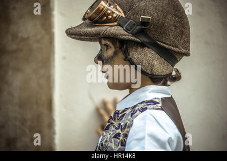 Sitges, Catalogna, Spagna. 26 Febbraio, 2017. Un giovane reveller partecipa ai bambini sfilata di carnevale a Sitges. Credito: Matthias Oesterle/ZUMA filo/Alamy Live News Foto Stock