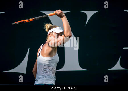 Kuala Lumpur, Malesia. 26 Febbraio, 2017. Secondo giorno A WTA Malaysian Open 2017 a Kuala Lumpur. Tereza Martincova della Cecoslovacchia (CZE) guardare al suo ritorno shot. Credito: Danny Chan/Alamy Live News Foto Stock