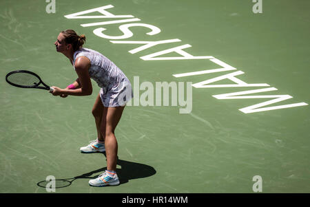 Kuala Lumpur, Malesia. 26 Febbraio, 2017. Secondo giorno A WTA Malaysian Open 2017 a Kuala Lumpur. Cindy Burger di Paesi Bassi (NED) focus e pronto a ricevere. Credito: Danny Chan/Alamy Live News Foto Stock