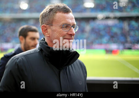 Leipzig, Germania. Il 25 febbraio, 2017. Lipsia si è direttore sportivo Ralf Rangnick durante la Bundesliga tedesca partita di calcio tra RB Lipsia e 1. FC Colonia in Red Bull Arena di Lipsia, in Germania, il 25 febbraio 2017. Foto: Jan Woitas/dpa-Zentralbild/dpa/Alamy Live News Foto Stock